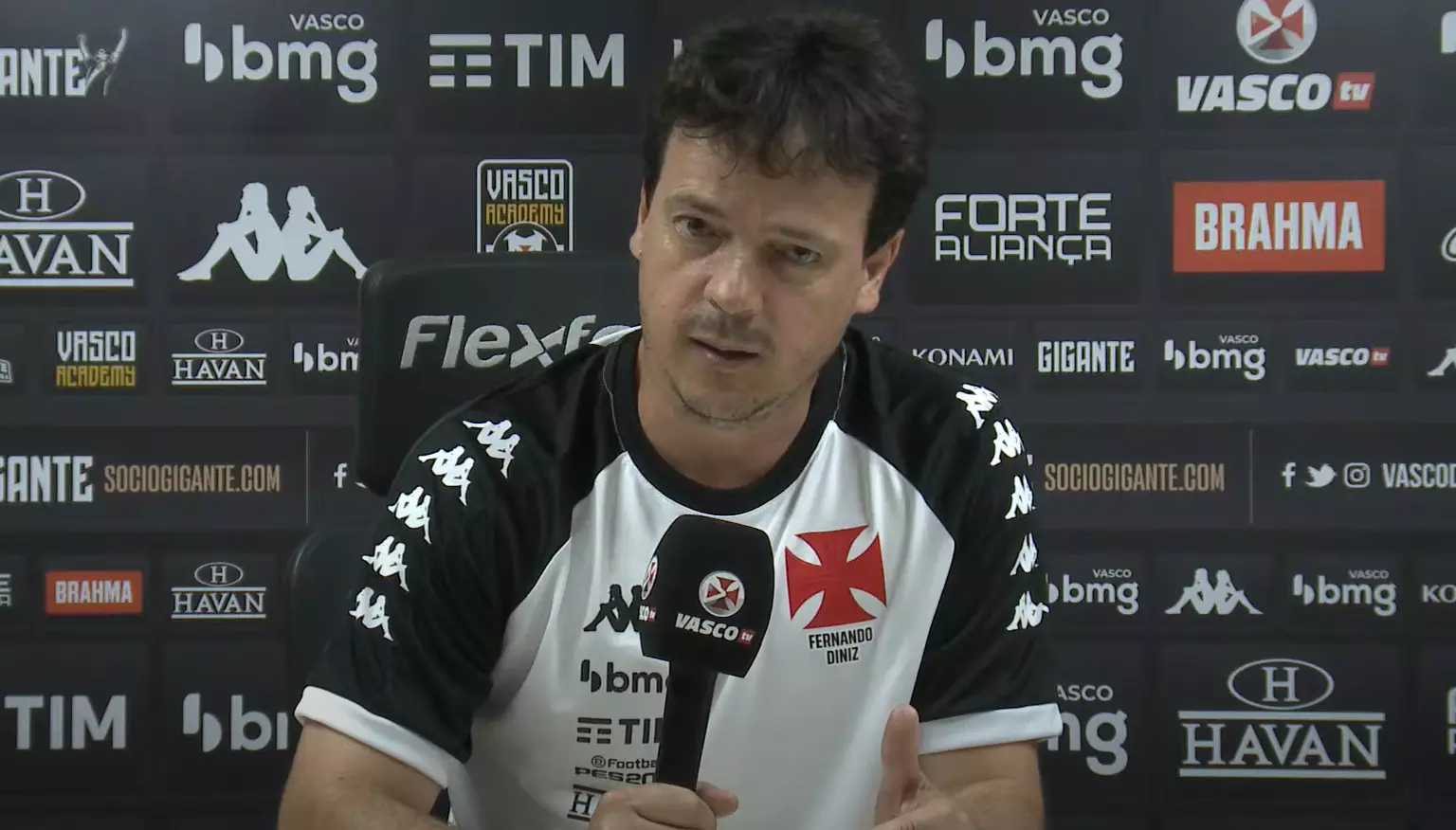 Diniz promove escolha inédita no Vasco para encarar o Botafogo nas quartas da Copa do Brasil