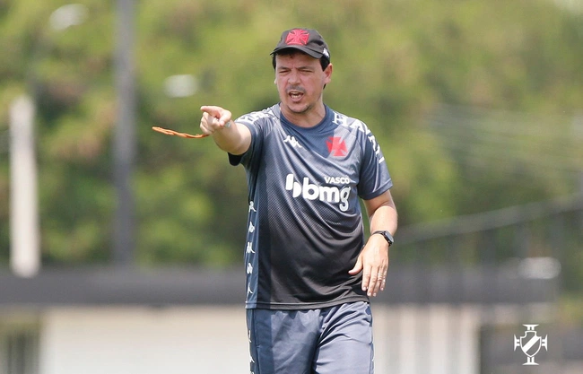 Diniz corta jogador do Vasco de última hora para confronto contra o Atlético-MG