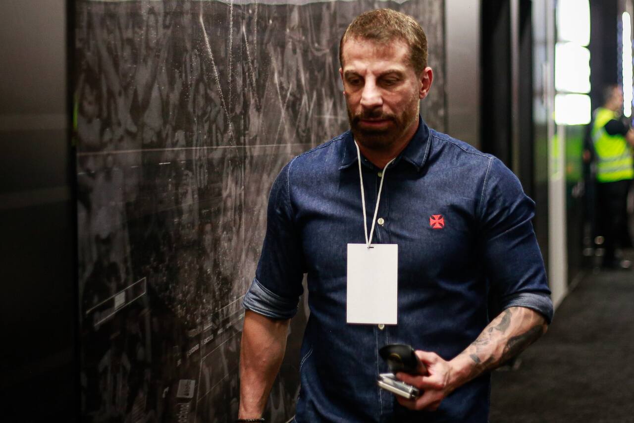 Meio-campista do Vasco vira alvo de clube internacional e Pedrinho pode fechar negócio