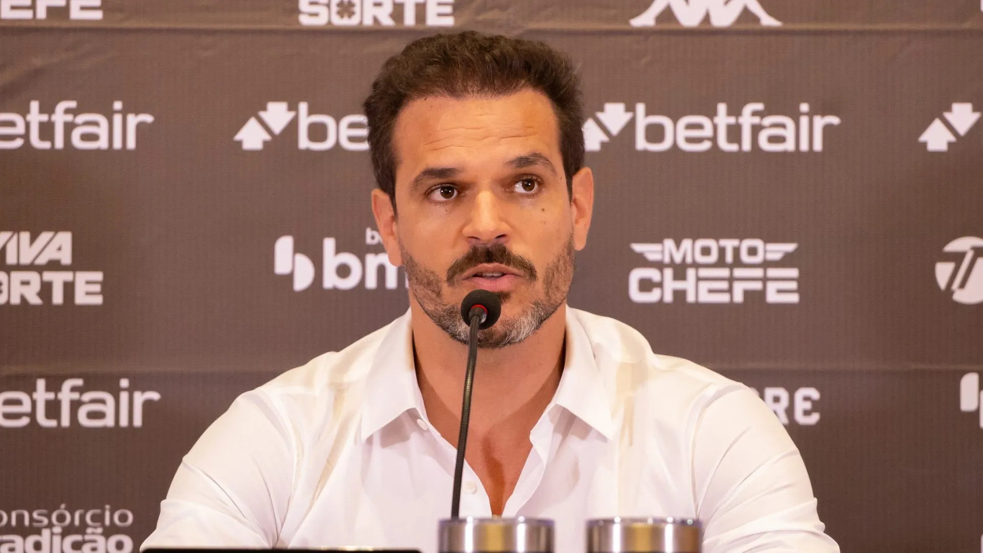 Vasco estuda troca de jogadores e pode contratar nome de Copa do Mundo, afirma página