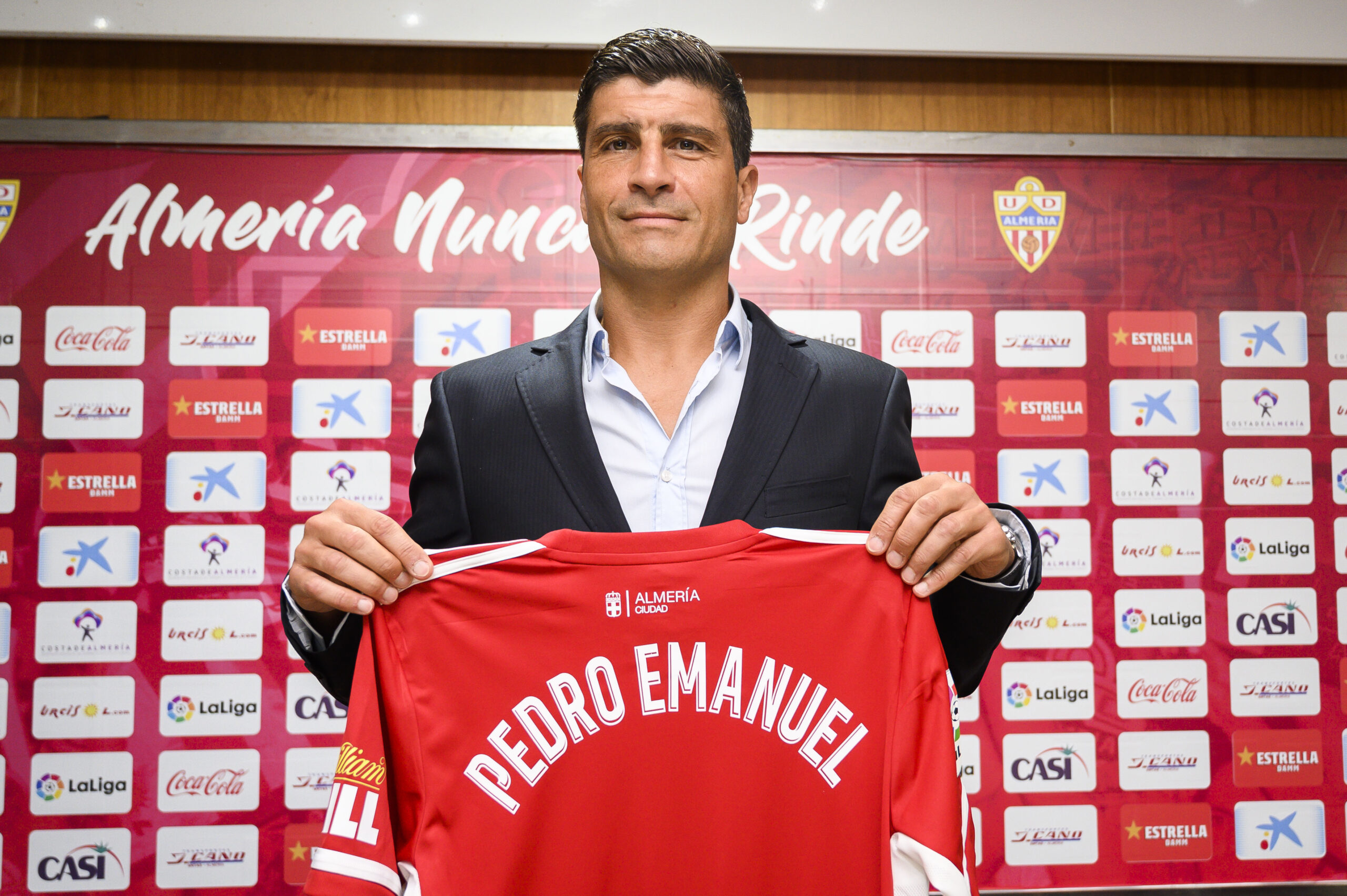 Números, carreira e perfil completo: saiba quem é Pedro Emanuel, novo técnico do Vasco