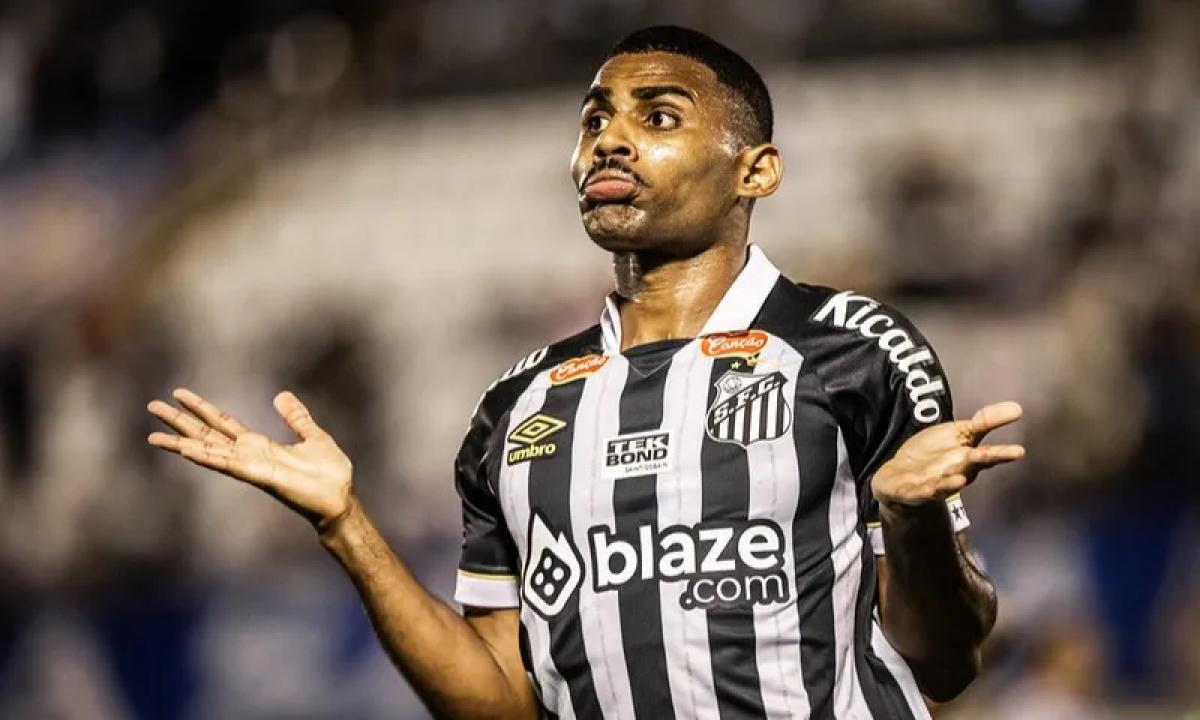 Gabriel Pereira, Joaquim e Arthur Chaves: Vasco tenta fechar com zagueiro